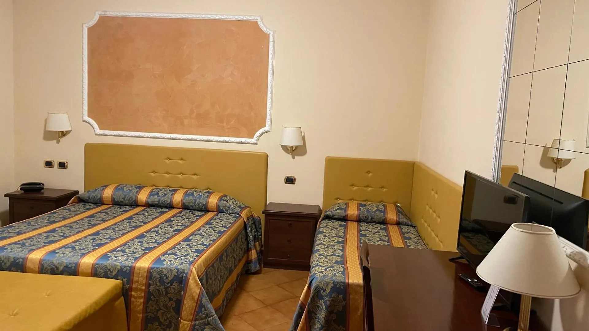Hotel Mondial ראפאלו