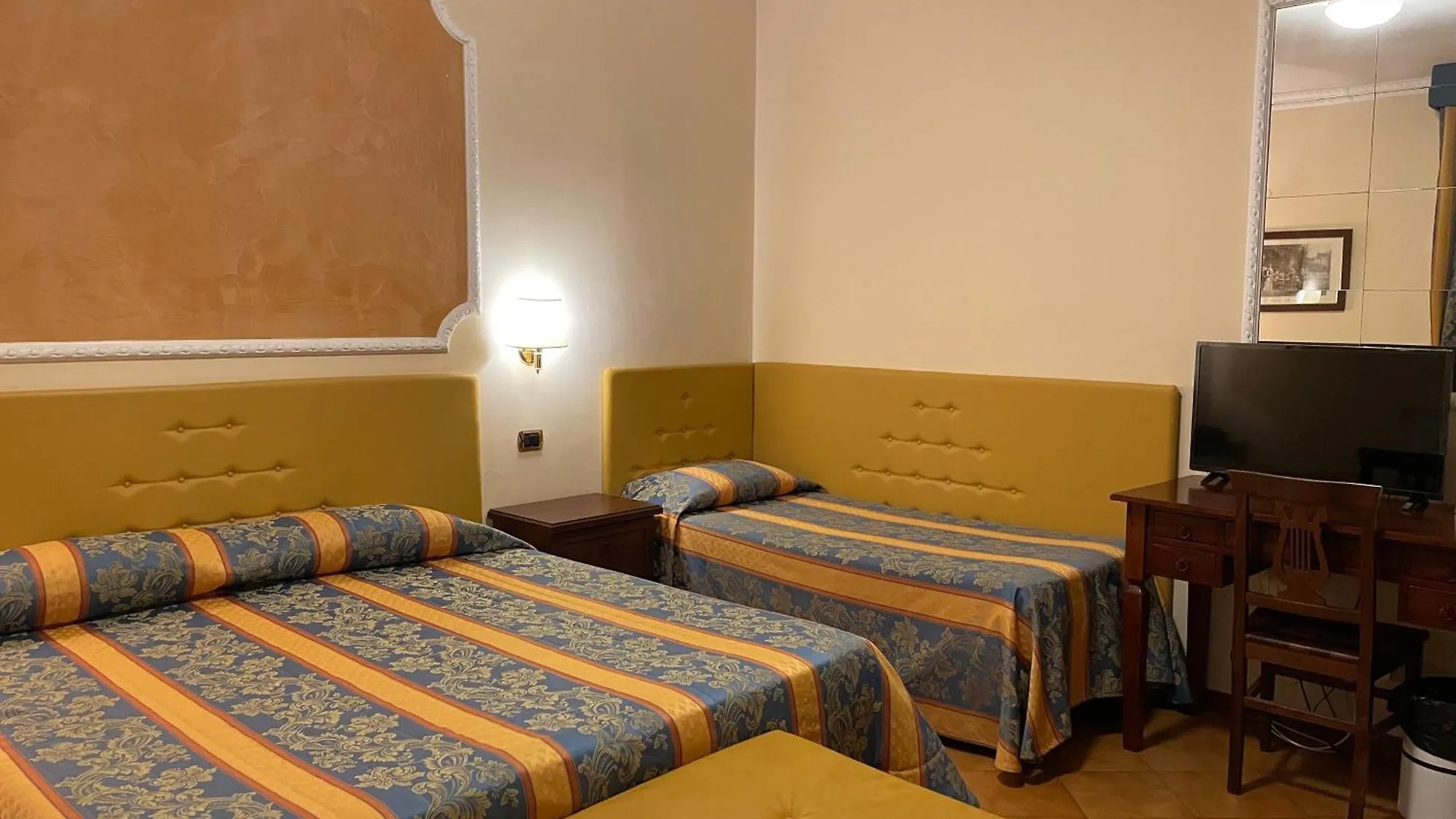 Hotel Mondial ראפאלו