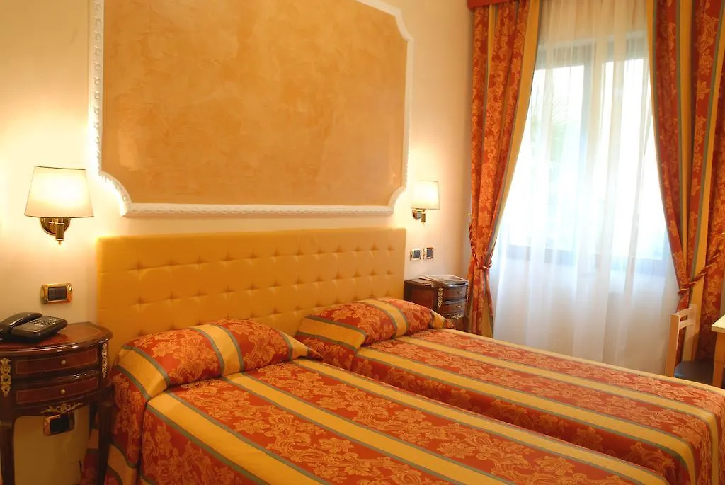 Hotel Mondial ראפאלו
