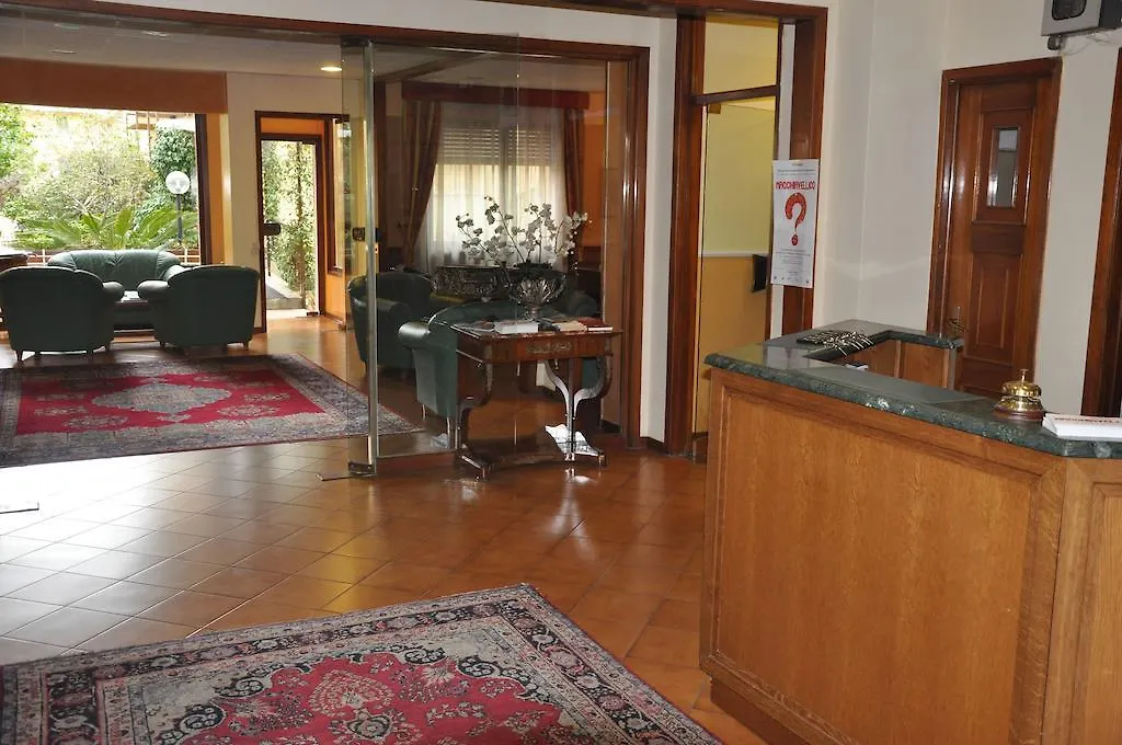 Hotel Mondial ראפאלו